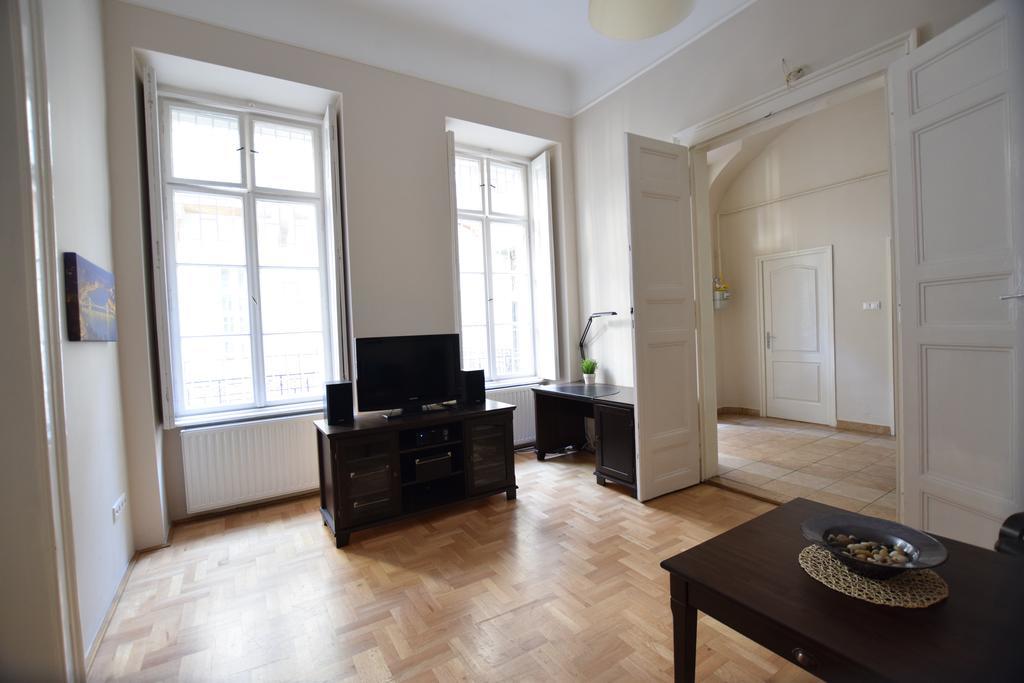 Standard Apartment By Hi5 - Muzeum 5 ブダペスト エクステリア 写真